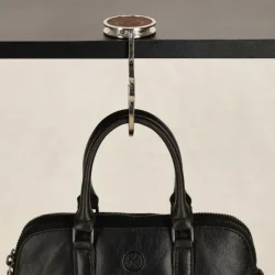 Hide & Stitches taskekrog brun i brug p� bord med taske