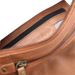 Nrbillede af lynls og logo indvendigt i brun House of Sajaco bltetaske