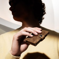 Secrid Miniwallet Vintage Oak kompakt l�derpung holdt i h�nden