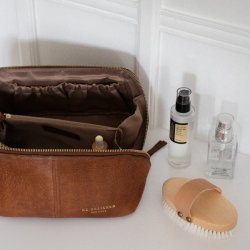 RE:DESIGNED Halima Small Toilettaske Walnut Kalv