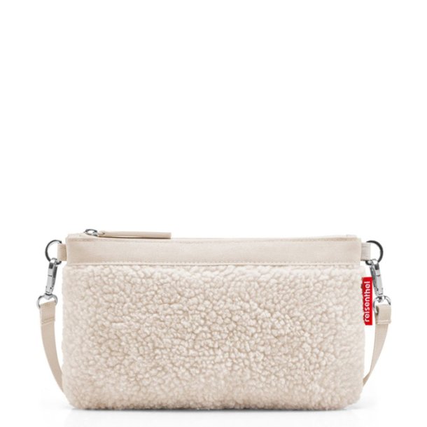 Reisenthel Mini Pouch Teddy Beige set forfra med bl�d beige teddy-overflade, lynl�slukning og aftagelig skulderrem.