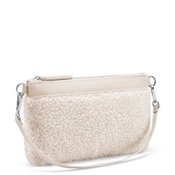 Reisenthel Mini Pouch Teddy Beige set fra siden med fluffy teddystof, beige skulderrem og s�lvfarvede metalkarabinhager.