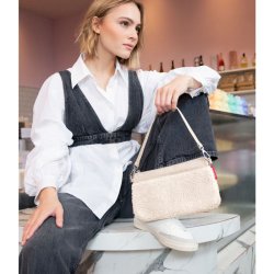 Reisenthel Mini Pouch Teddy Beige vist som moderigtig skuldertaske med aftagelig rem til et afslappet hverdagsoutfit.