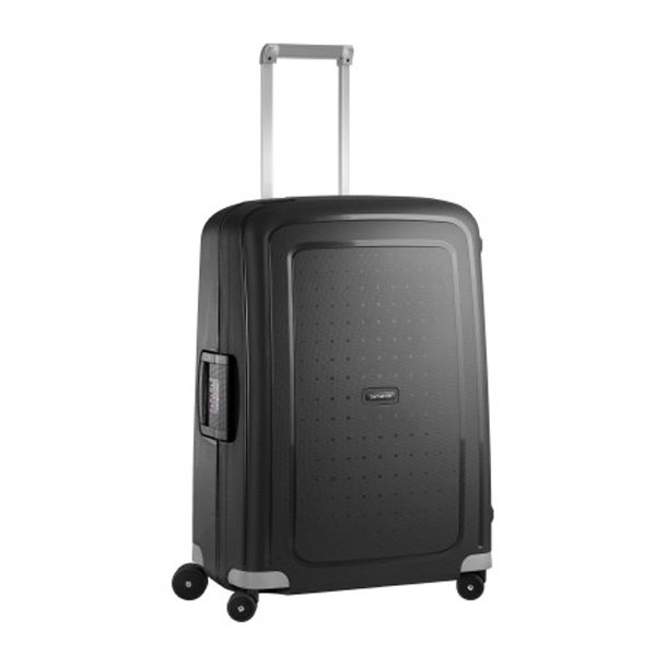 Sort Samsonite S'Cure spinnerkuffert 69 cm set i skr vinkel med teleskophndtag og 4 hjul.