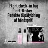 Gillian Jones Check-In pose med flasker
