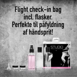 Gillian Jones Check-In pose med flasker