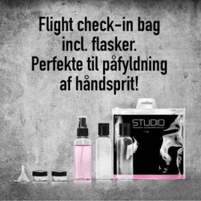 Gillian Jones Check-In pose med flasker
